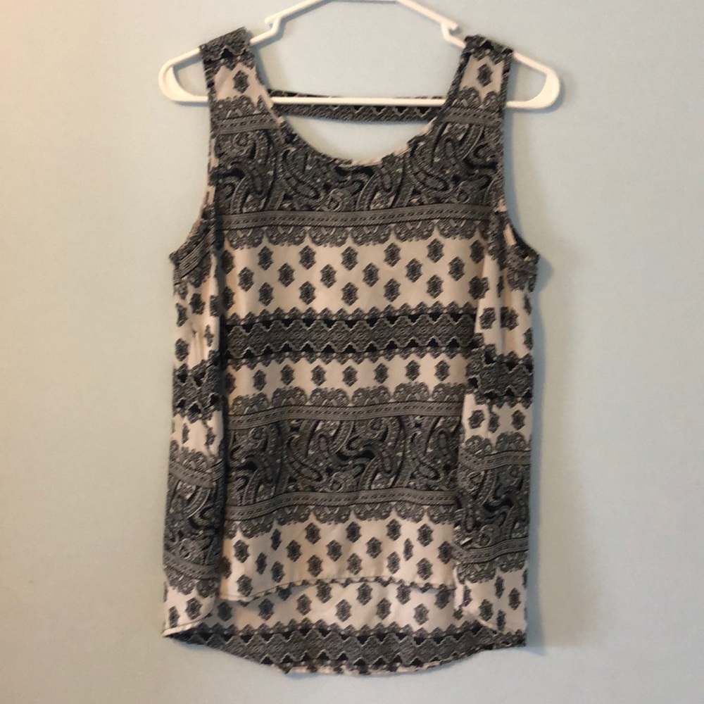Black and white geometric tank